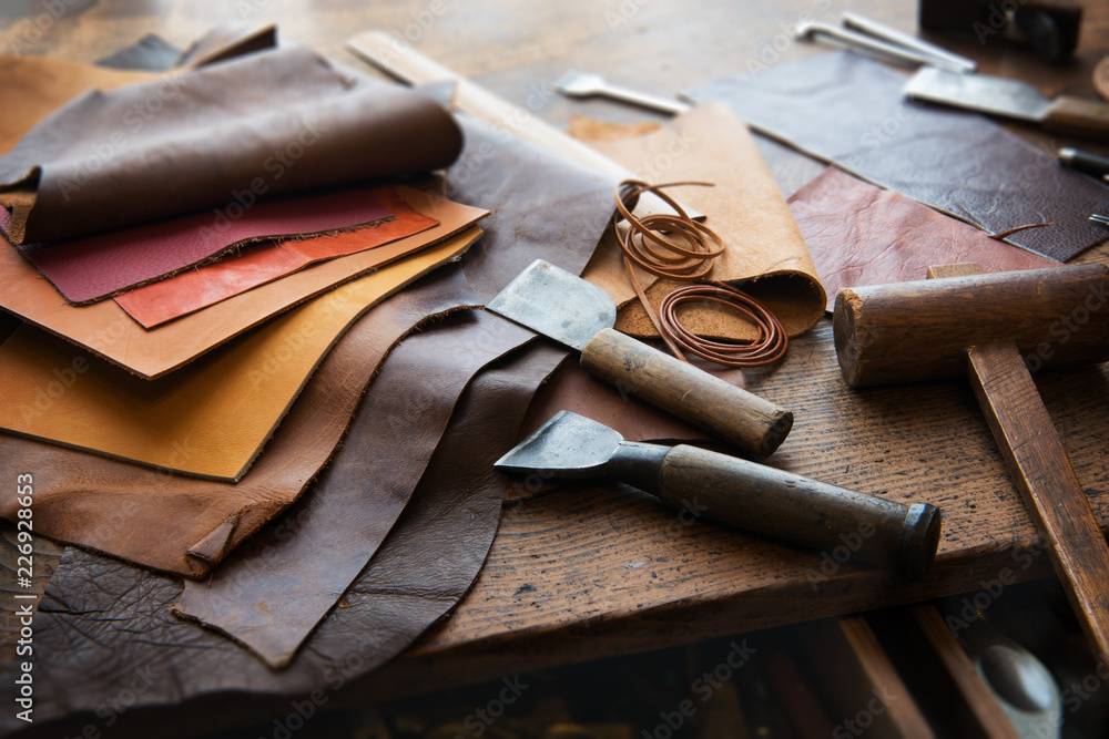 Handgefertigte Maßanfertigung von Lederwaren in der Werkstatt - individuelle Taschen und Accessoires nach Kundenwunsch