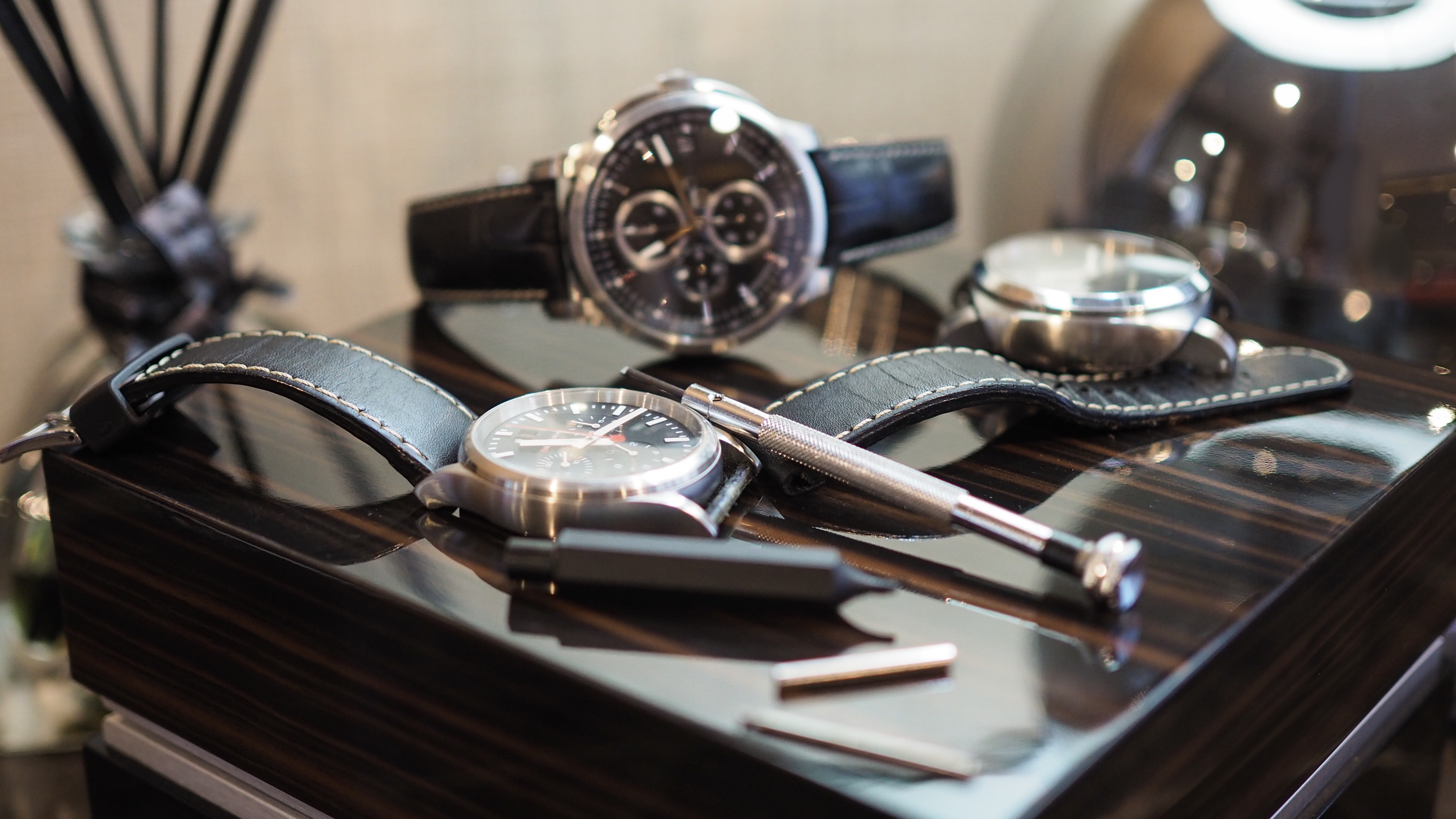 Professioneller Uhrenarmbandwechsel - Uhrmacherwerkzeug und verschiedene Uhrenarmbandstile aus Leder