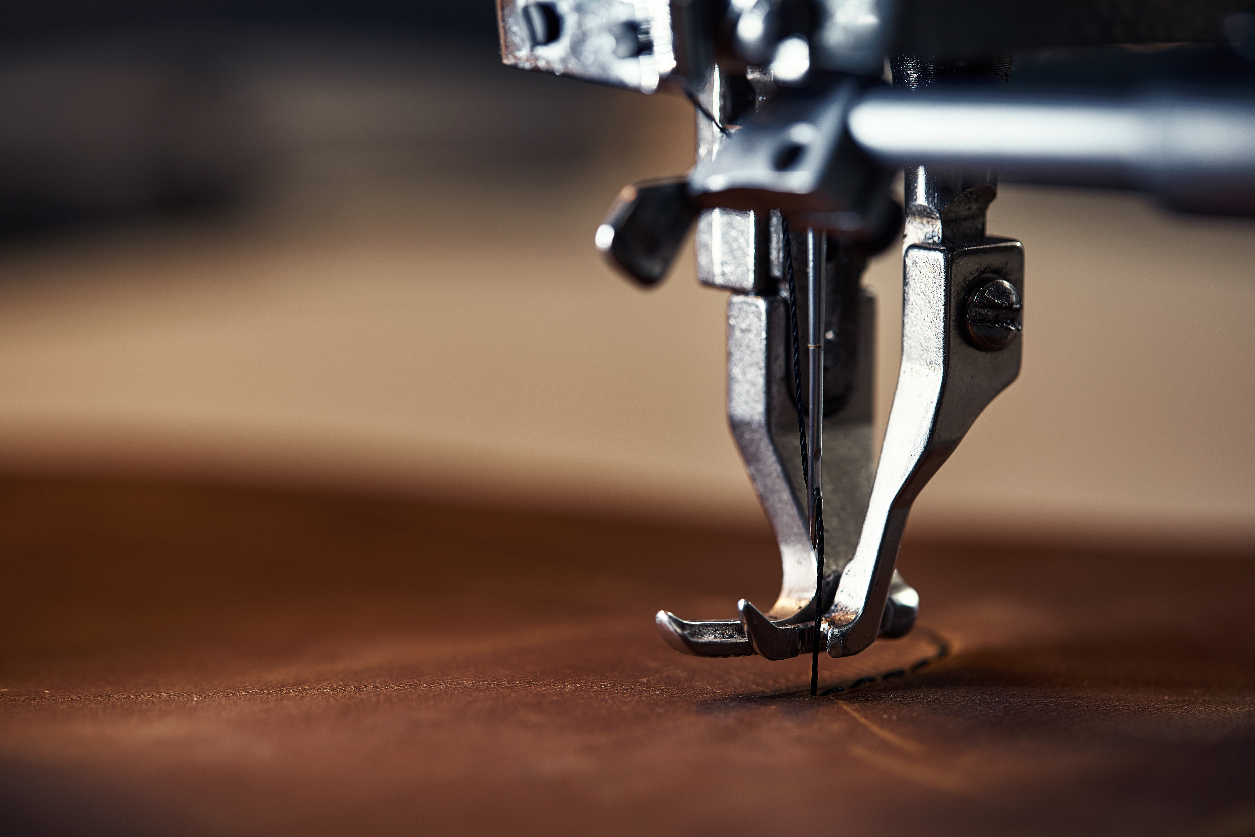 Professionelle Näharbeiten und Lederreparaturen - Nähmaschine in Aktion bei der Reparatur von Lederwaren